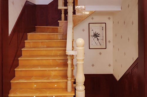 魏都中式别墅室内汉白玉石楼梯的定制安装装饰效果